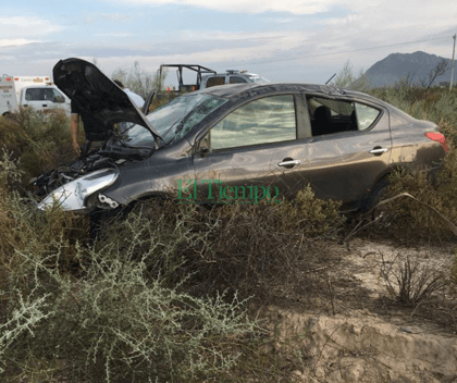 Conductora sobrevive a aparatosa volcadura en la carretera a Ejido Agua de la Herradura