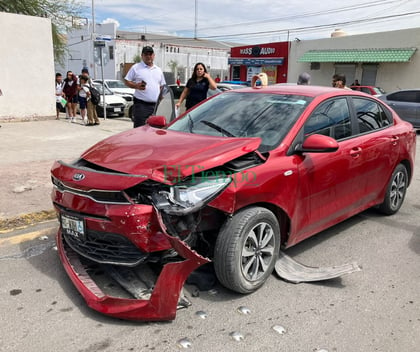 Choque vehicular en Monclova deja a una mujer lesionada