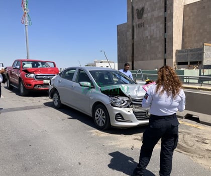 Carambola de cuatro autos en el Puente del Seguro Social deja una mujer lesionada