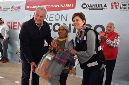 Brigada 'Torreón, Siempre Contigo' llega al ejido El Perú con descuentos y atenciones médicas