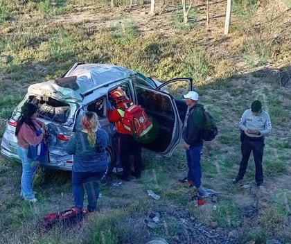 Tres castañenses resultan heridos en volcadura en la carretera Monclova-Saltillo