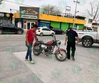 Accidente en cruce de la colonia Leandro Valle deja a motociclista herido