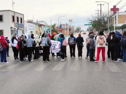 Estudiantes de enfermería bloquean Pte. Cárdenas