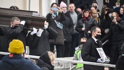 Miles de personas asisten al funeral de Navalny en Moscú