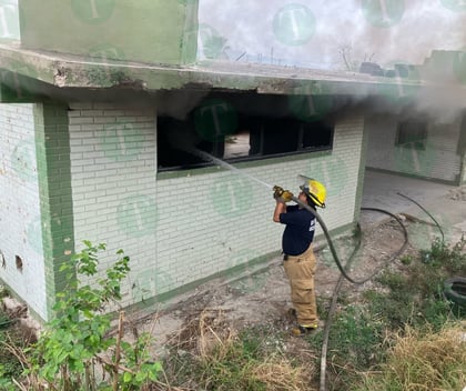 Adolescentes provocan incendio en antiguo cuartel del Ejército en Monclova