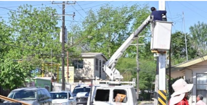 Reparan los semáforos y las lámparas en los cruces peligrosos de Acuña para reducir los accidentes