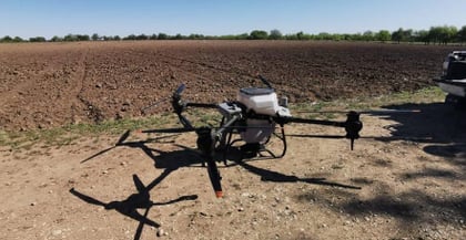 En un rancho ubicado en Jiménez, Coahuila, se siembran diez hectáreas de sorgo utilizando un dron