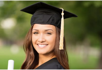 ¡Celebra tu gran logro con estas fabulosas ideas de maquillaje para tu foto de graduación!