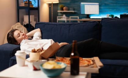 Por qué no debes dormir con la televisión prendida; así podría afectar la salud