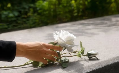 ¿Por qué vemos a seres queridos fallecidos antes de morir? Un médico investiga este fenómeno