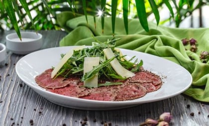 ¿Por qué se recomienda comer las carnes rojas con ensalada verde, según Harvard?