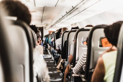 Cuál es el asiento más seguro para viajar en avión