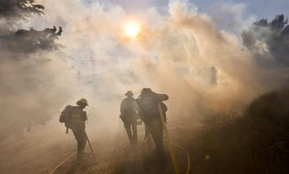 Evacúan a miles de personas en California debido a incendio fuera de control