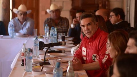 'Alito' Moreno se reúne con militantes del PRI en Nuevo León 