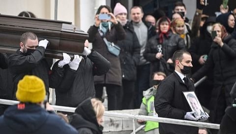 Miles de personas asisten al funeral de Navalny en Moscú