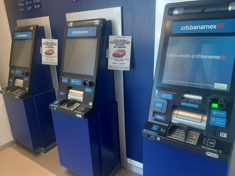 Migrantes roban tarjetas bancarias a incautos 