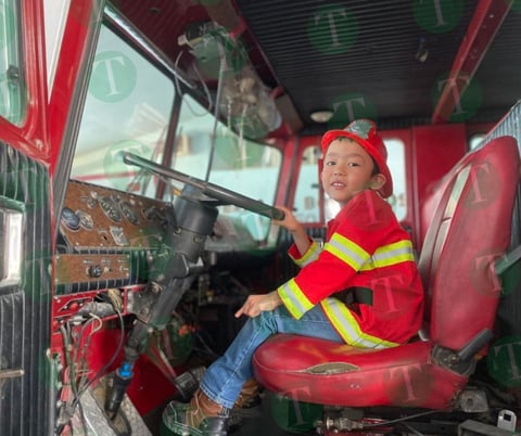  Irving es el bombero más joven de la historia en la estación de apaga fuego 