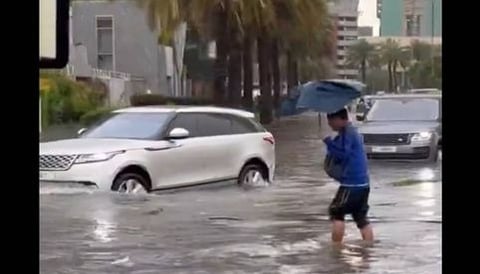 Fuertes lluvias azotan Emiratos Árabes; suben a 18 los muertos por inundaciones en Omán