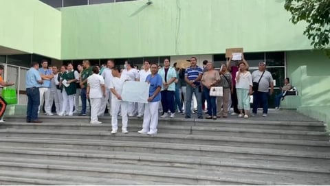 Los médicos y derechohabientes protestan por intenso calor en IMSS