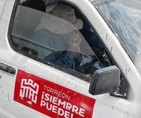 Empleado de la administración de Torreón es captado drogandose en horas de trabajo