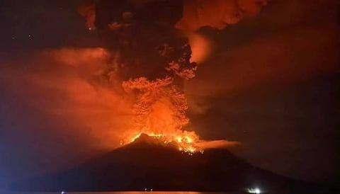 Volcán Ruang hace erupción en Indonesia