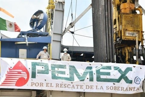 Recorta Pemex a la mitad sus exportaciones 