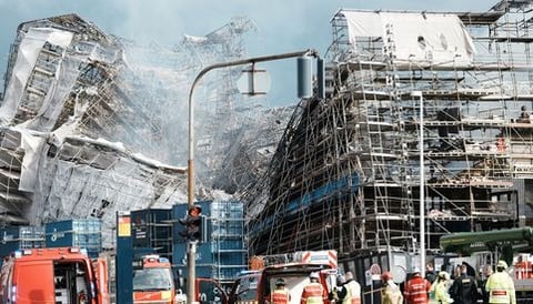 Se derrumba fachada de la antigua Bolsa de Valores de Copenhague tras incendio