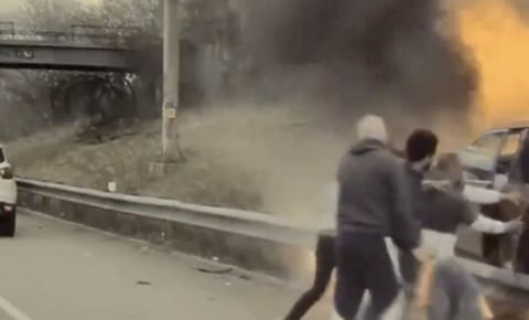 VIDEO: Rescatan a hombre que quedó atrapado en su auto en llamas