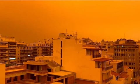 Polvo del Sahara cubre la ciudad de Atenas y la tiñe de naranja