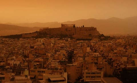 VIDEO: Atenas se tiñe de naranja por arena y polvo del Sáhara