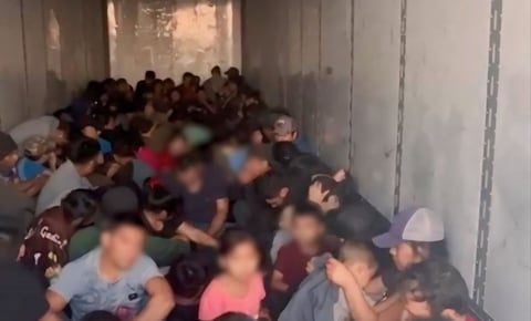 Hallan a 131 migrantes en contenedor de tractocamión en Chihuahua