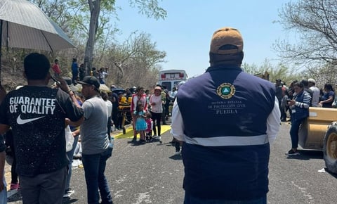 Vuelca autobús de peregrinos en Puebla; reportan 3 muertos y 10 heridos