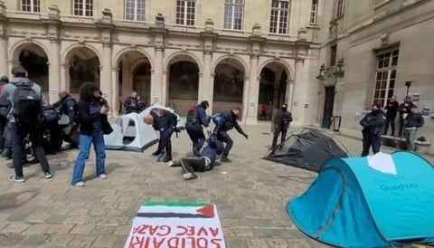 Policía francesa irrumpe en la universidad de la Sorbona para desalojar a activistas propalestinos