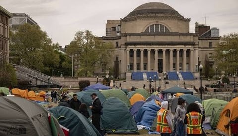Estudiantes de Universidad de Columbia votan por mantener campamento, pese a amenaza de suspensión
