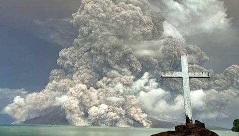 Volcán Ruang, de indonesia, vuelve a entrar en erupción