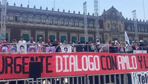 Caso Ayotzinapa: Padres de los 43 retiran plantón del Zócalo