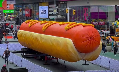 Un hot dog de 20 metros en Times Square desafía el capitalismo de Estados Unidos