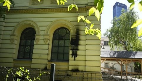 Sujeto lanza bombas incendiarias contra sinagoga en Varsovia, Polonia