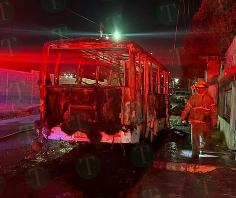Vándalos incendian camión de pasajeros en la colonia Hipódromo
