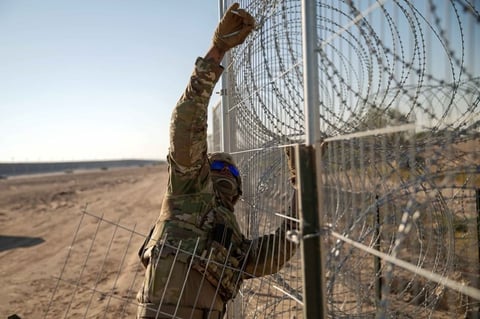 Gobierno de Texas continúa extendiendo el muro fronterizo