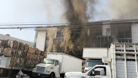 Sofocan incendio en fábrica de cartón en Tlalnepantla