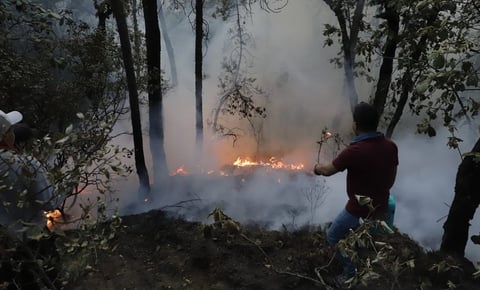 Se mantienen activos incendios forestales en Hidalgo, son combatidos por diversas autoridades y voluntarios