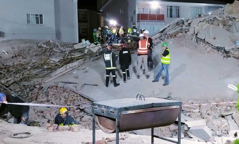 Suman 7 muertos y 39 personas atrapadas por derrumbe de edificio en Sudáfrica