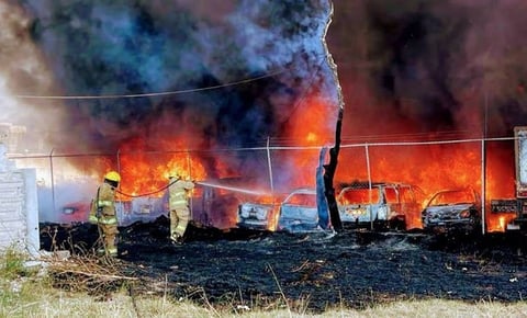 Incendio acaba con más de 200 autos en Puebla