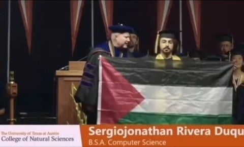 Alumno protesta con bandera de Palestina en ceremonia de graduación de la Universidad de Texas