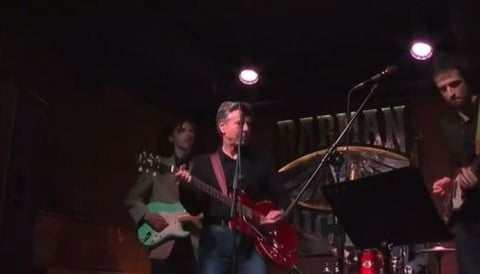 Blinken es criticado en Ucrania por tocar la guitarra en un bar de Kiev
