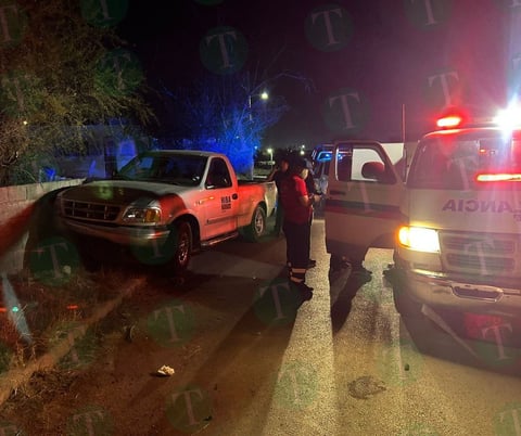 Cafre ebrio estrella su camioneta contra un poste y una barda en Los Bosques de Monclova