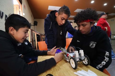 Con 15 años de edad viajará a un concurso de robótica en Colombia