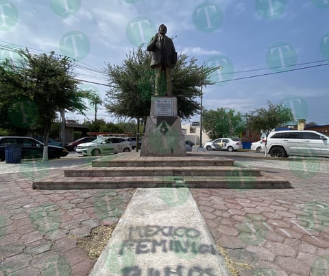 Maestros lamentan destrozos en estatua del profe Cuauhtémoc