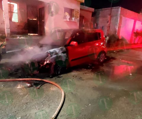 Auto compacto arde en llamas en la colonia Ampliación Guerrero